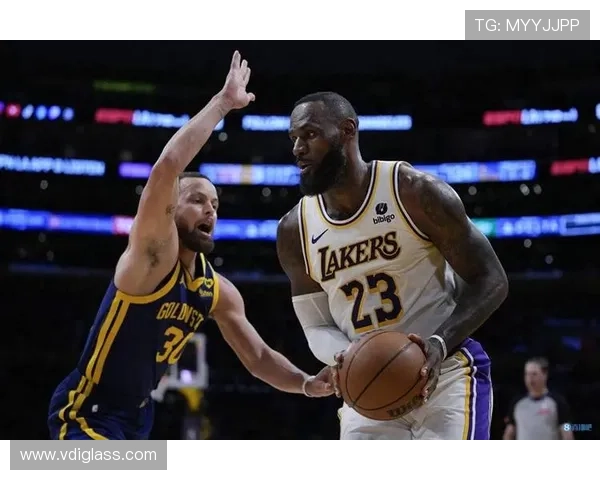 詹姆斯比赛影响力持续提升，攻防两端表现稳健