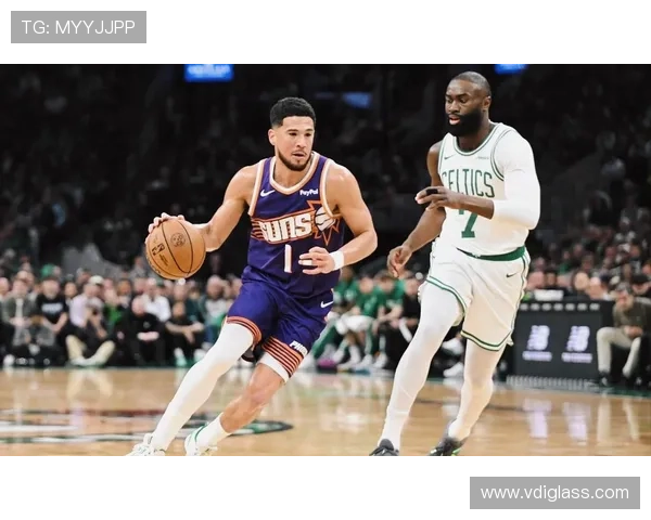 杰伦·布朗通过无球跑动提升投篮效率，拉开与布克得分差距