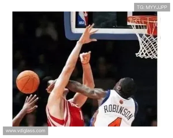 罗宾逊篮下封盖拉开对位差距为布伦森创造外线空间